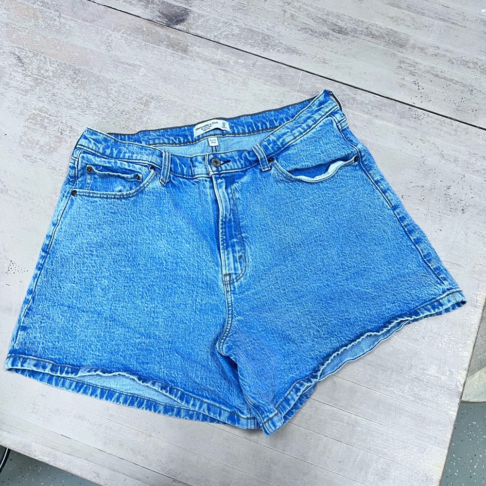 Abercrombie and Fitch Curve Love The Dad Short High Rise Size 33/16 Denim